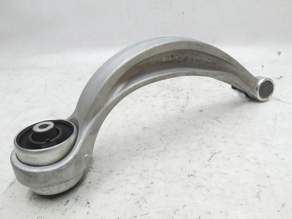 Важіль напрямний із сайлентблоком правий передній Audi E-tron 4M0407694E