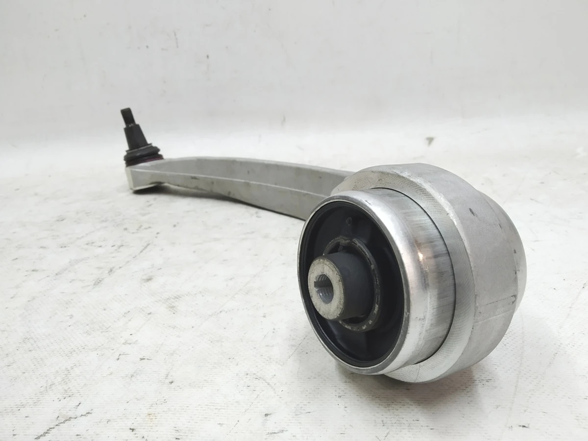 Важіль напрямний із сайлентблоком правий передній Audi E-tron 4M0407694E