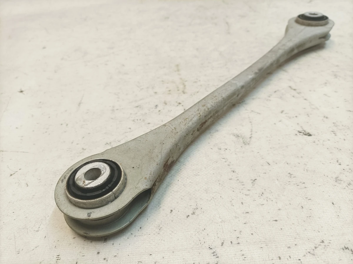 Рычаг поперечный задней подвески правый задний Audi Q7 4M0501530Q