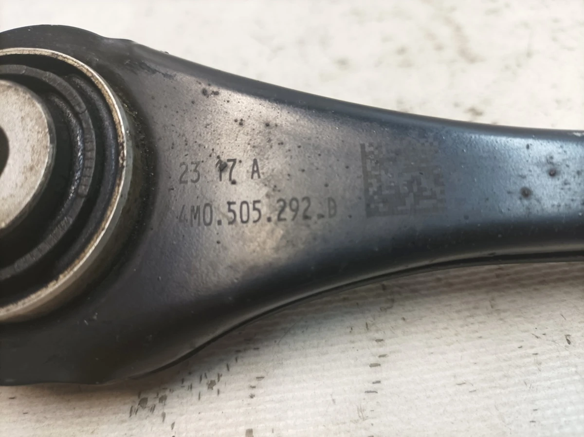 Front right transverse lever with damage to the silent bock Audi Q7 4M0505292D