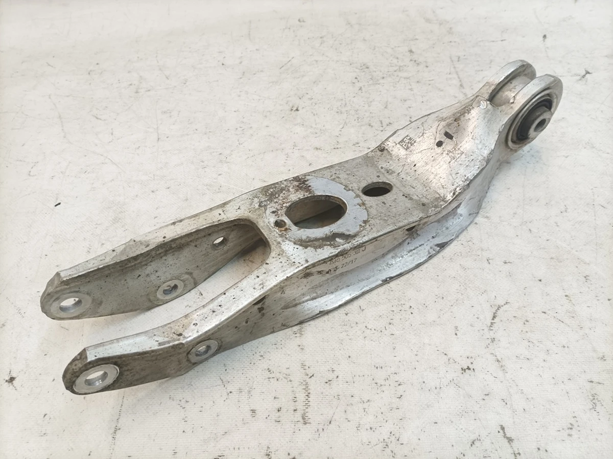 Рычаг поперечный нижний левый правый Audi Q7 4M0505311J