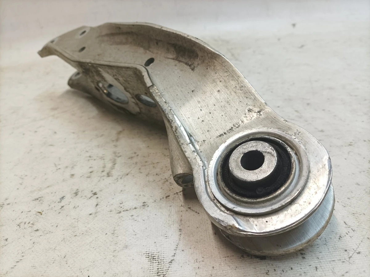 Рычаг поперечный нижний левый правый Audi Q7 4M0505311J