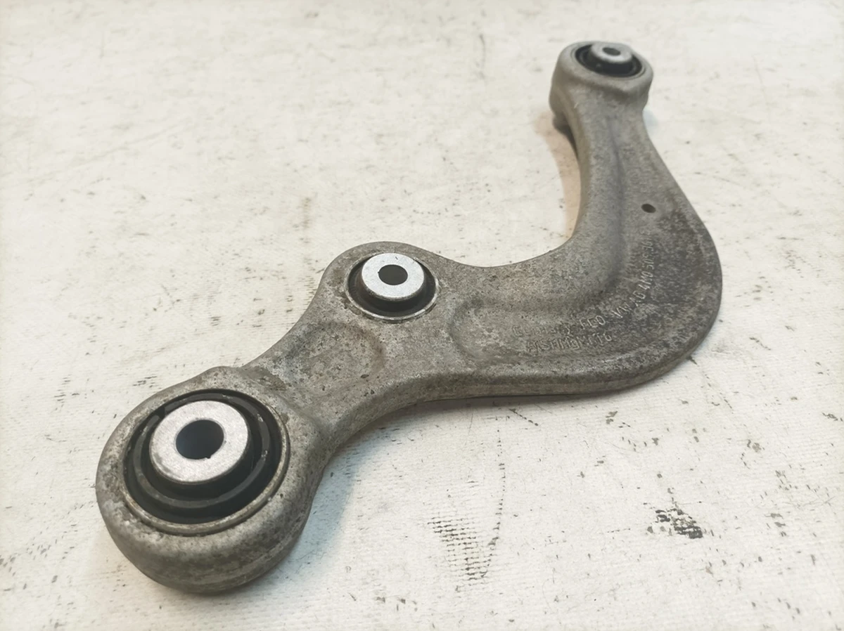 Важіль поперечний верхній передній з пошкодженими сайлентблоками Audi Q7 4M0505323G