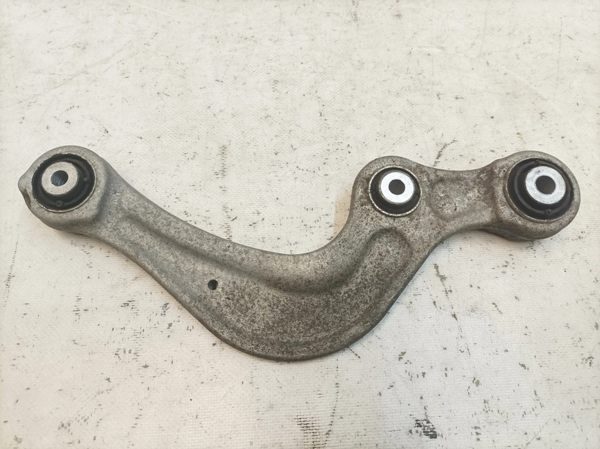 Важіль поперечний верхній передній з пошкодженими сайлентблоками Audi Q7 4M0505323G