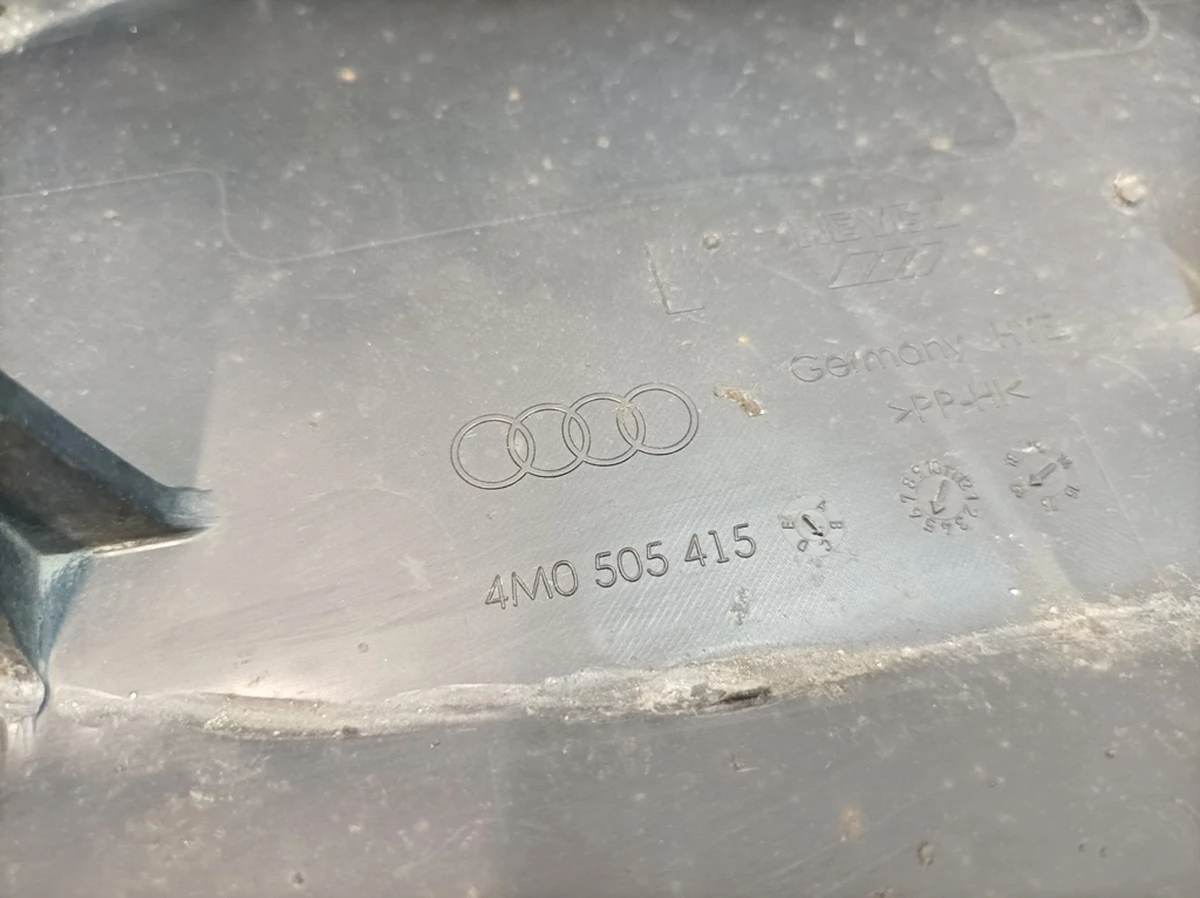 Защита антигравийная задняя левая с повреждением Audi Q7 4M0505415C