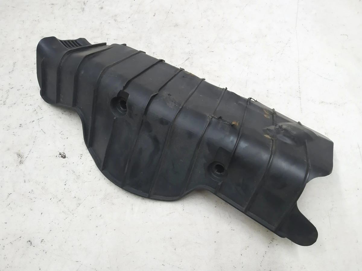 Захист антигравійний задній правий з пошкодженням Audi E-tron 4M0505416C