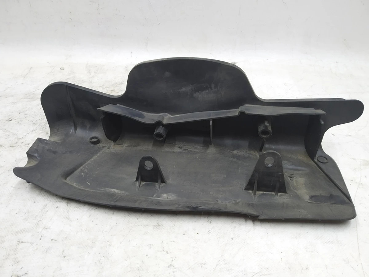 Захист антигравійний задній правий з пошкодженням Audi E-tron 4M0505416C