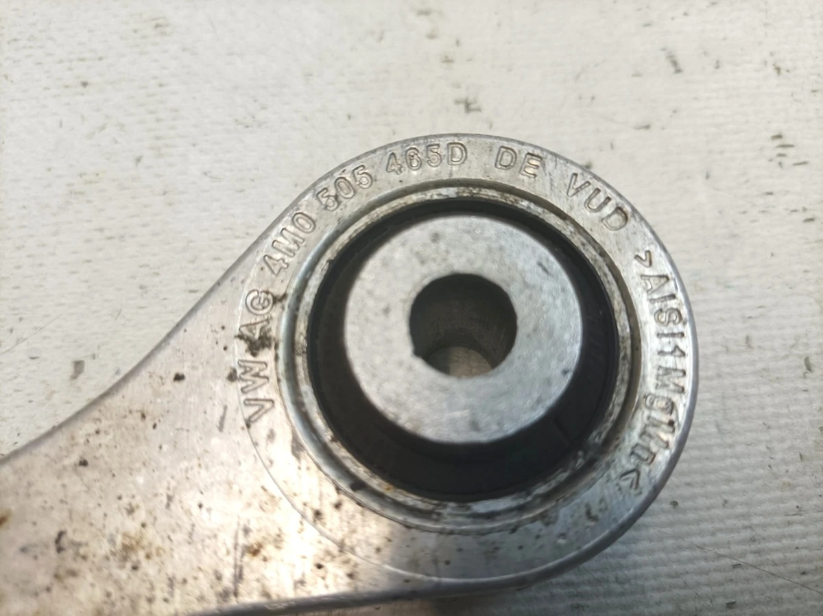 Стійка стабілізатора задня ліва права пошкодженими сайлентблоками Audi Q7 4M0505465D