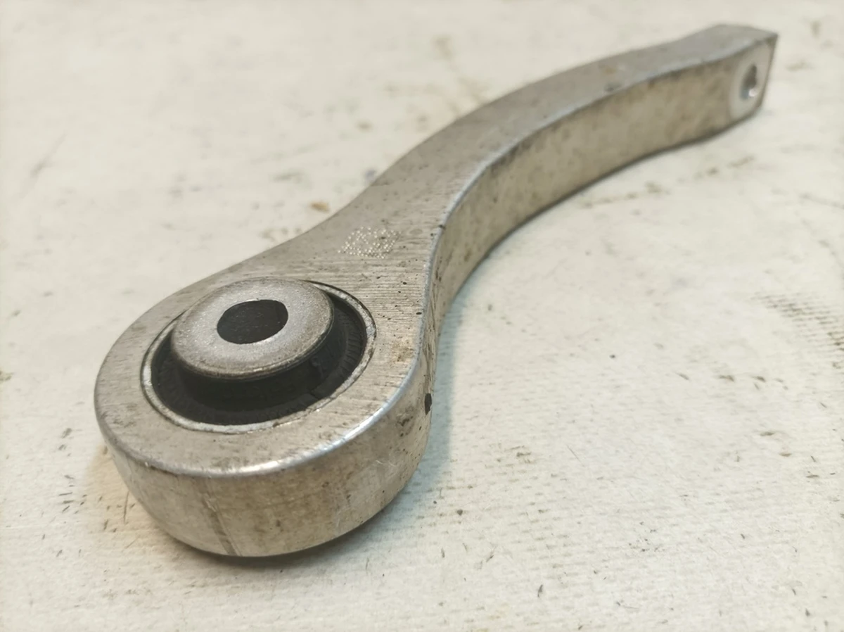 Стійка стабілізатора задня ліва права пошкодженими сайлентблоками Audi Q7 4M0505465D