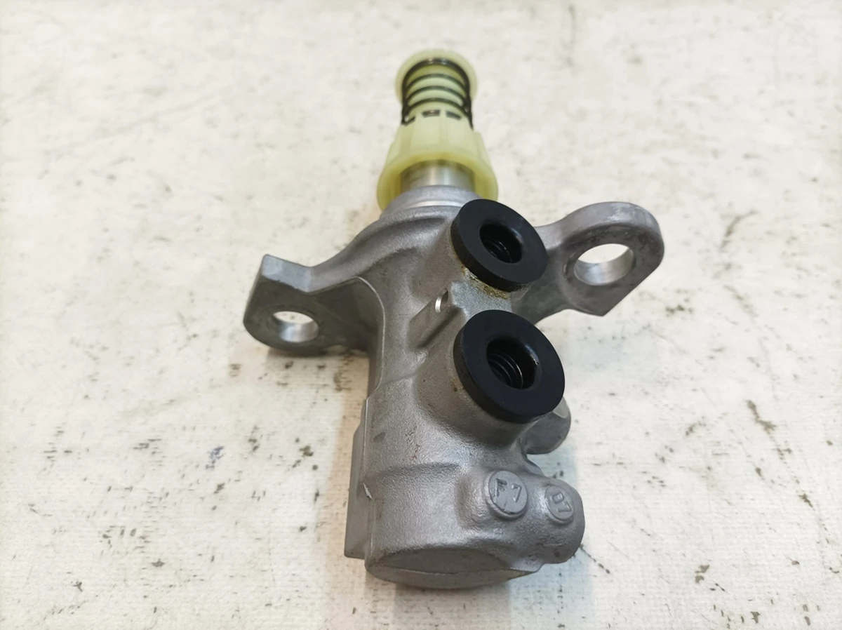 Циліндр головний здвоєний гальмівний 26,99мм Audi Q7 4M0611021A