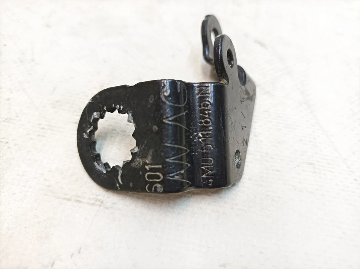 Кронштейн гальмівного шланга передній правий Audi Q7 4M0611846N