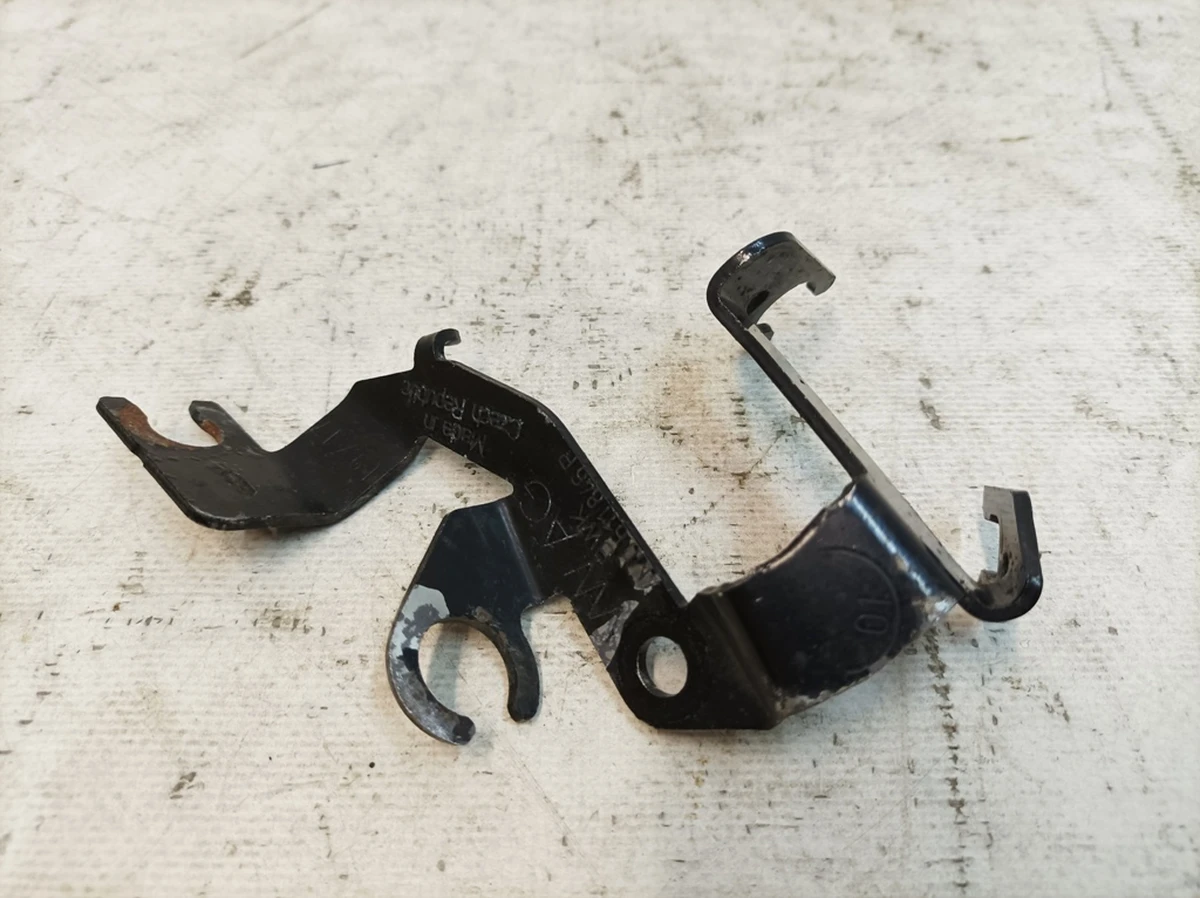 Кронштейн тормозного шланга передний правый Audi Q7 4M0611846P