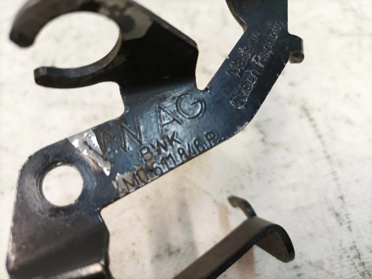 Кронштейн тормозного шланга передний правый Audi Q7 4M0611846P