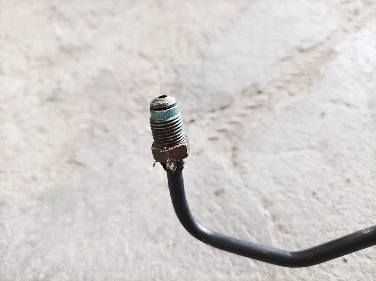 Трубка тормозная от гидравлической системы к тормозному шлангу задняя правая (мелкое повреждение) Audi Q7 4M0614726K