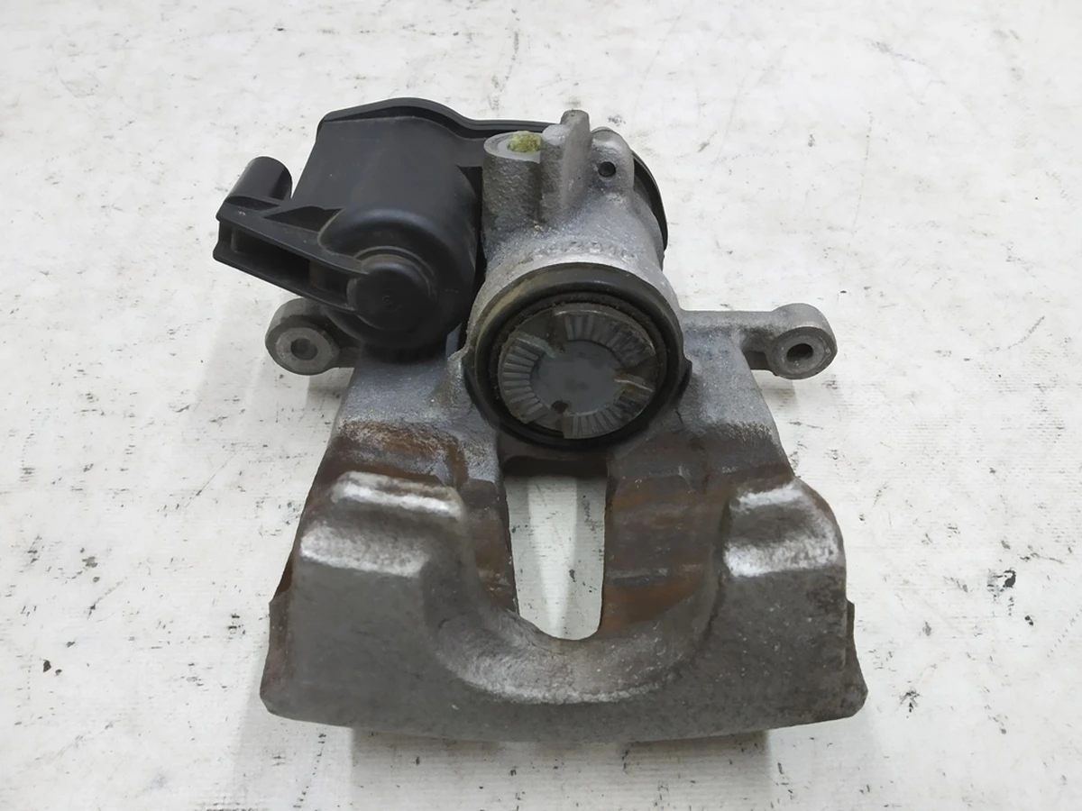 Суппорт тормозной задний левый с исполняющим электродвигателем без колодок Audi E-tron 4M0615403A