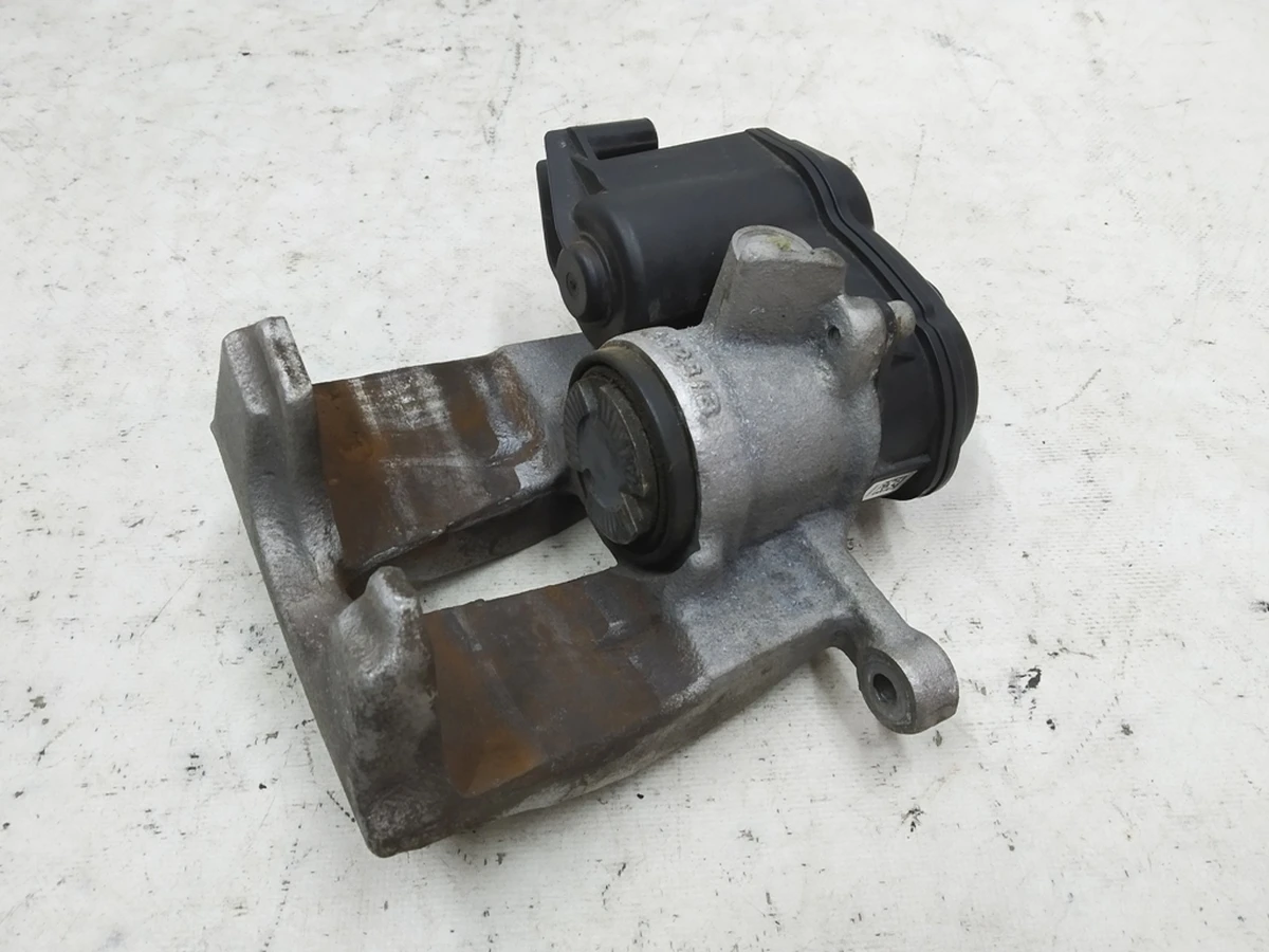 Суппорт тормозной задний левый с исполняющим электродвигателем без колодок Audi E-tron 4M0615403A