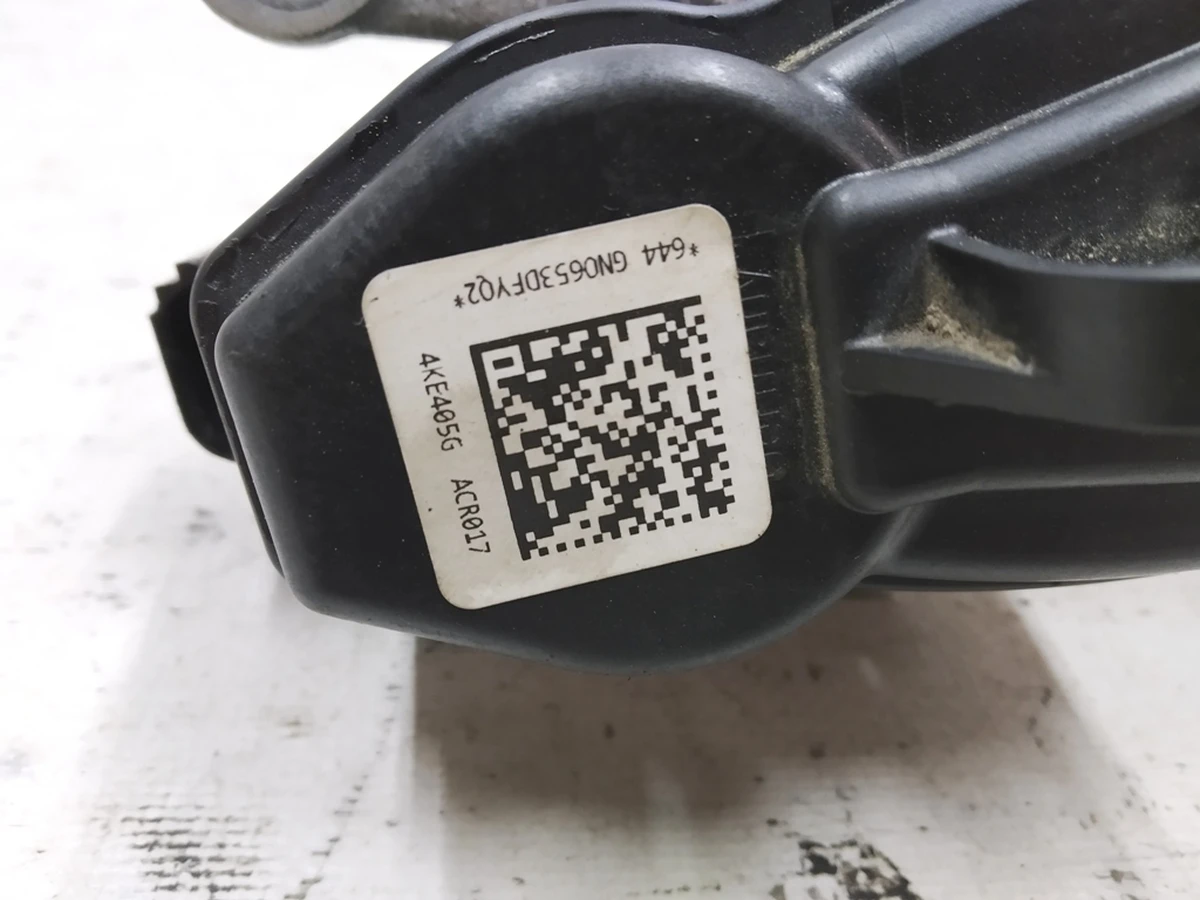 Суппорт тормозной задний левый с исполняющим электродвигателем без колодок Audi E-tron 4M0615403A