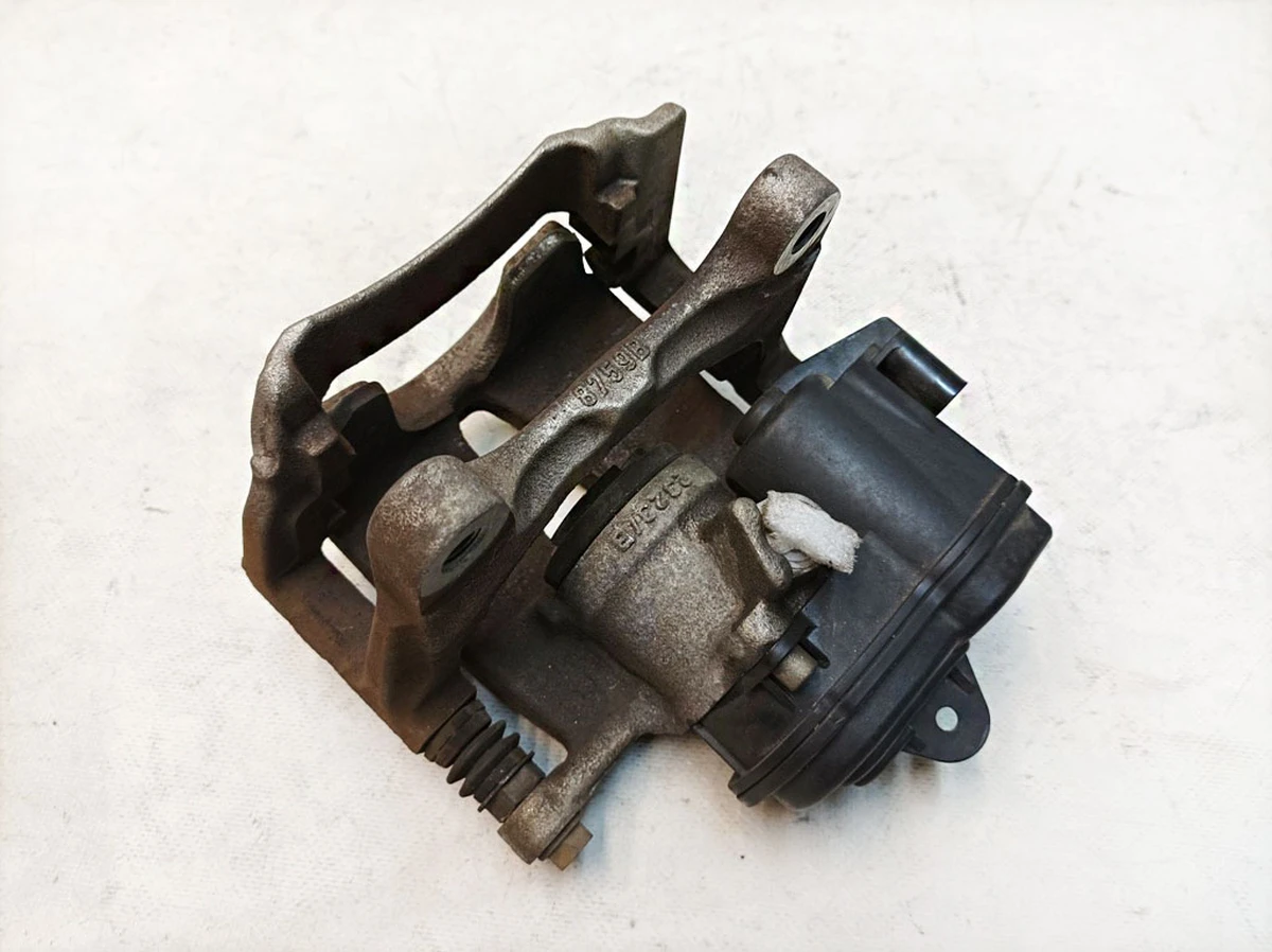 Суппорт тормозной задний левый без колодок в сборе Audi E-tron 4M0615403A