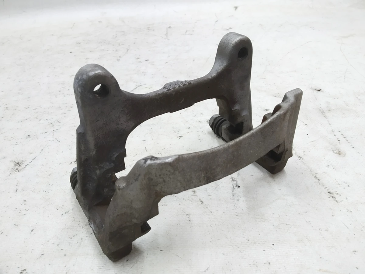 Направляющая колодок стояночного суппорта с направляющими пальцами правая Audi E-tron 4M0615426