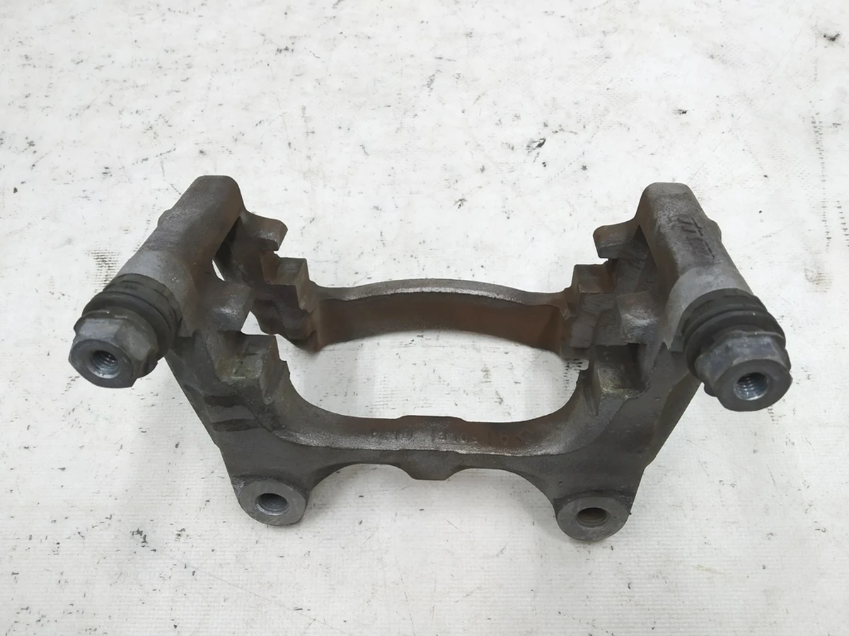 Направляющая колодок стояночного суппорта с направляющими пальцами правая Audi E-tron 4M0615426