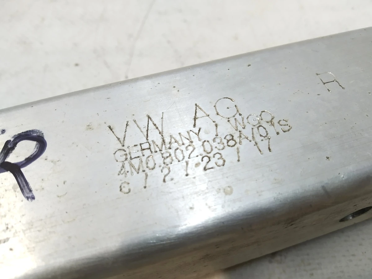 Лонжерон нижний правый в сборе Audi Q7 4M0802038A