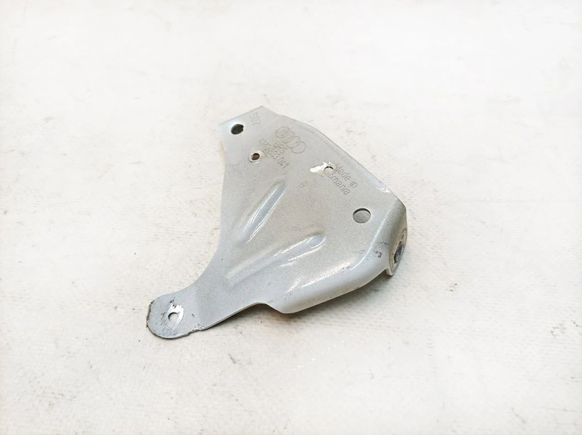 Кронштейн крыла левый верхний Audi Q7 4M0803041B