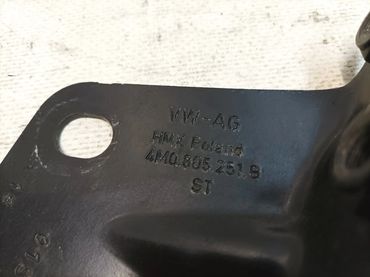 Кронштейн кріплення лівий верхній Audi Q7 4M0805251B