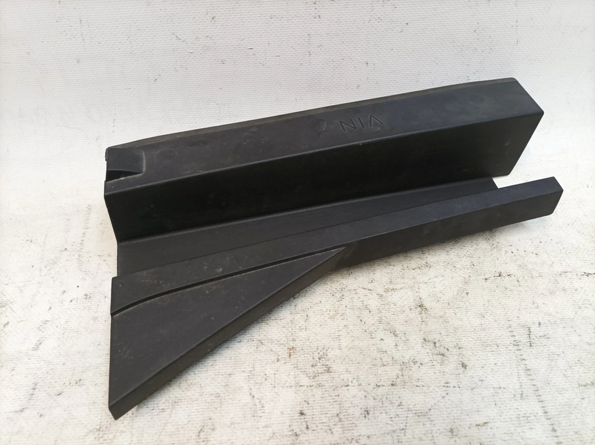 Накладка підкапотного простору права Audi Q7 4M0805700A