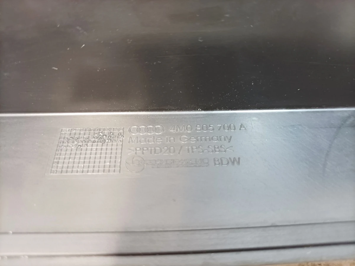 Накладка підкапотного простору права Audi Q7 4M0805700A