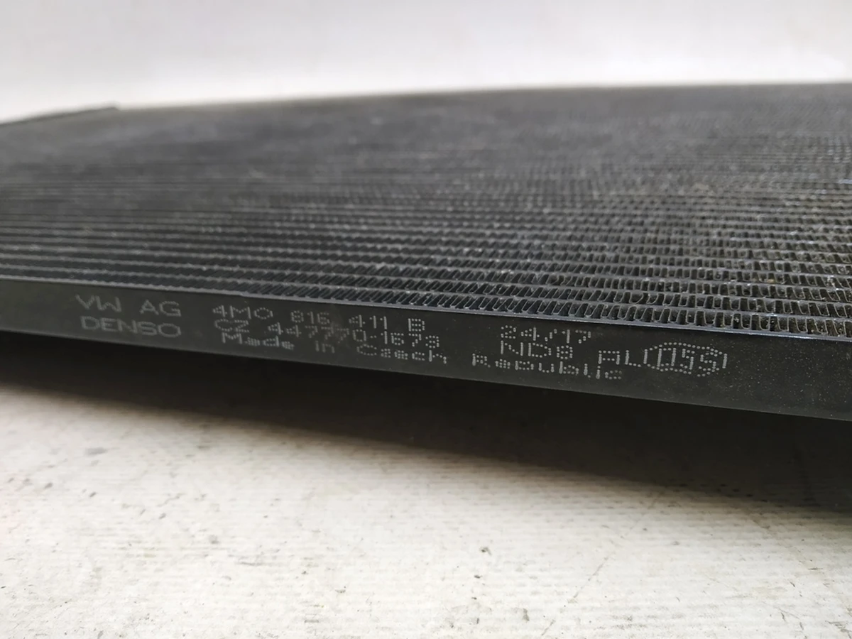 Радіатор (конденсатор) кліматичної установки з ресивером рідкого хладогенту DENSO Audi Q7 4M0816411B
