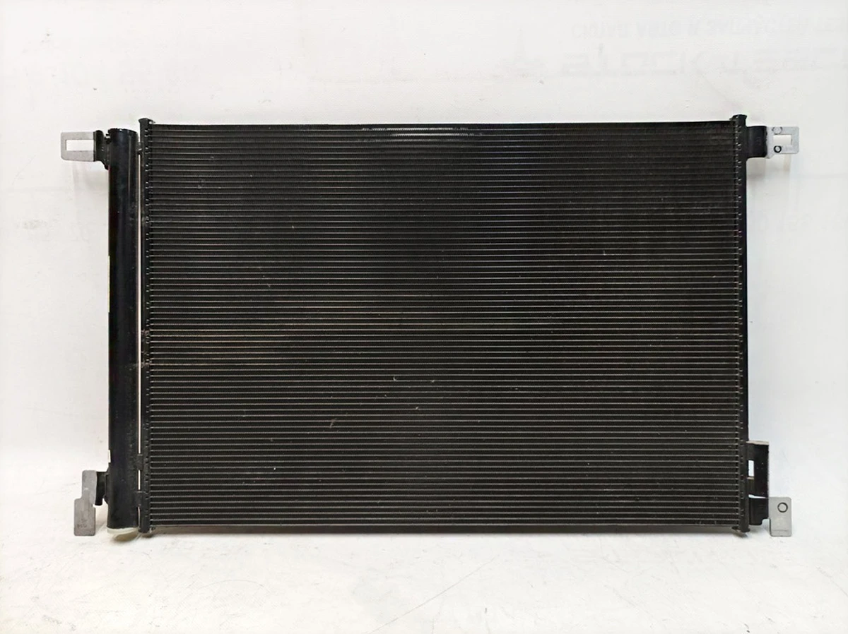 Радіатор кліматичної установки з ресивером рідкого холодоагенту Audi E-tron 4M0816411D