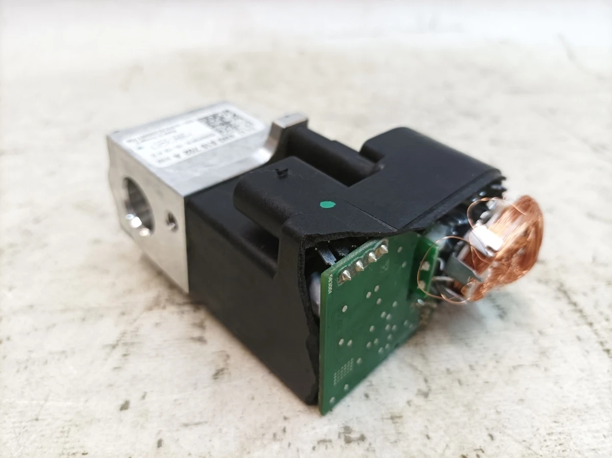 Coolant shut-off valve with damage Porsche Taycan 4M0816702A