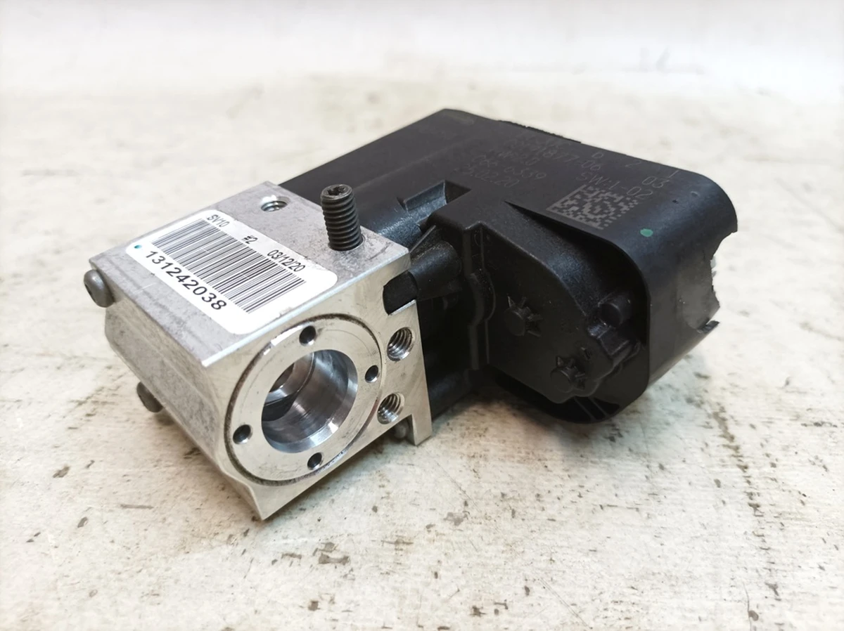 Coolant shut-off valve with damage Porsche Taycan 4M0816702A