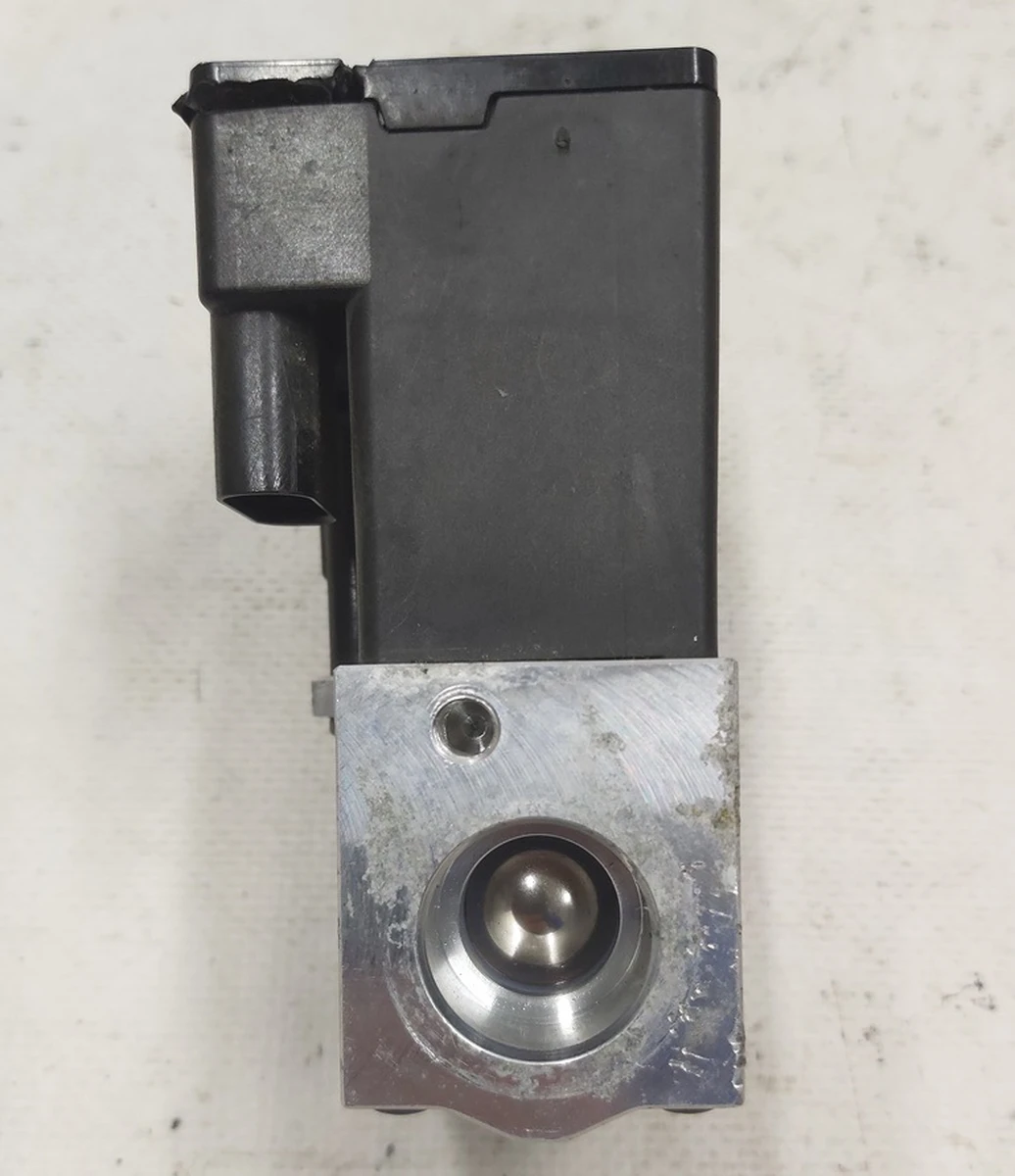 shut-off valve for coolant . D >> - 05.04.2015 Volkswagen E-GOLF 4M0816703