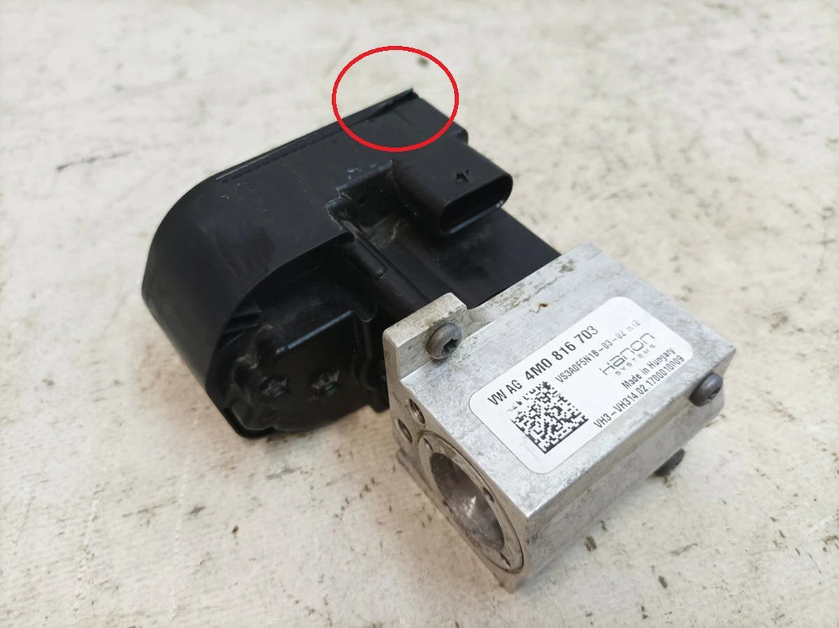 Клапан запорный (расширительный) охлаждающей жидкости с повреждением Volkswagen E-GOLF 4M0816703