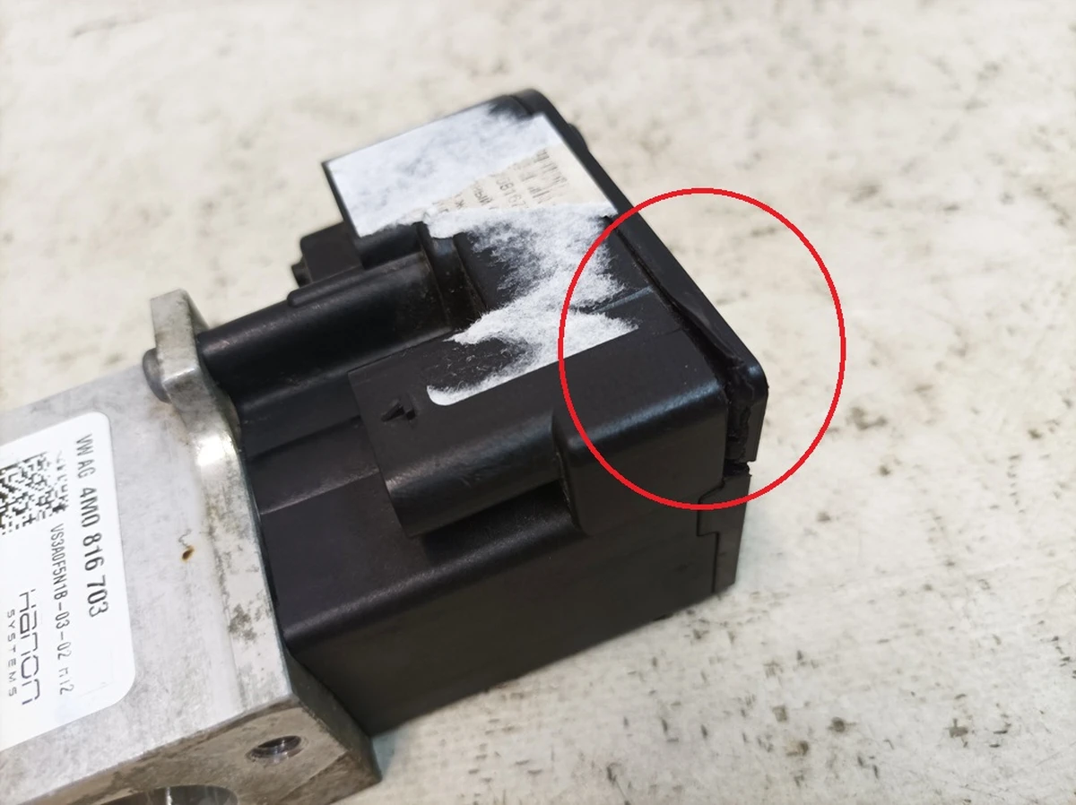 Клапан запорный (расширительный) охлаждающей жидкости с повреждением Volkswagen E-GOLF 4M0816703