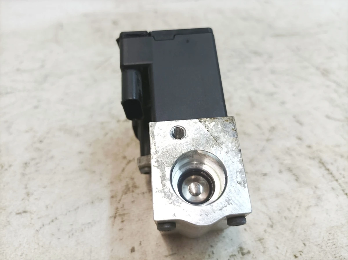 Клапан запорный (расширительный) охлаждающей жидкости с повреждением Volkswagen E-GOLF 4M0816703