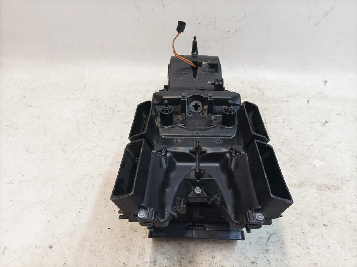 Air distributor with fan assembly rear damaged Audi Q7 4M0820329A