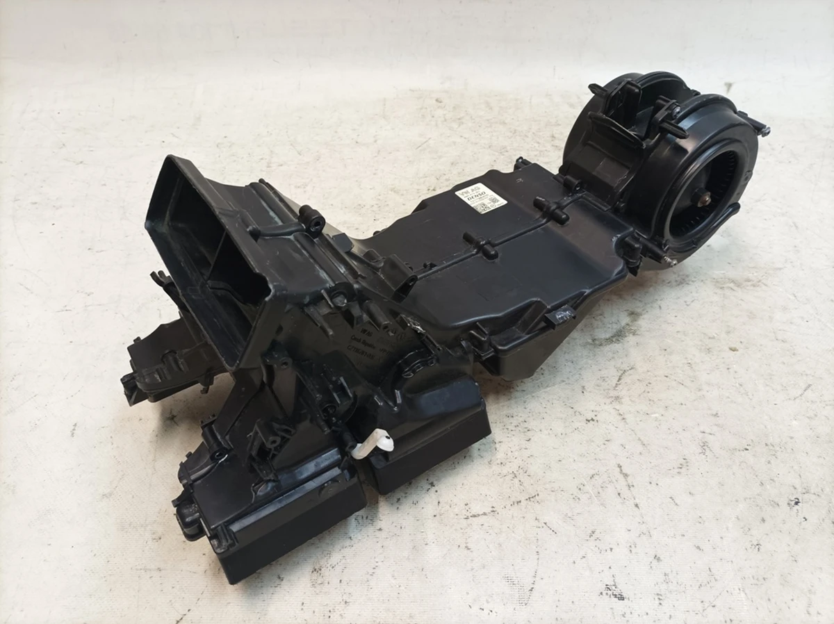 Розподільник повітря з вентилятором у зборі задня частина з пошкодженням Audi Q7 4M0820329A