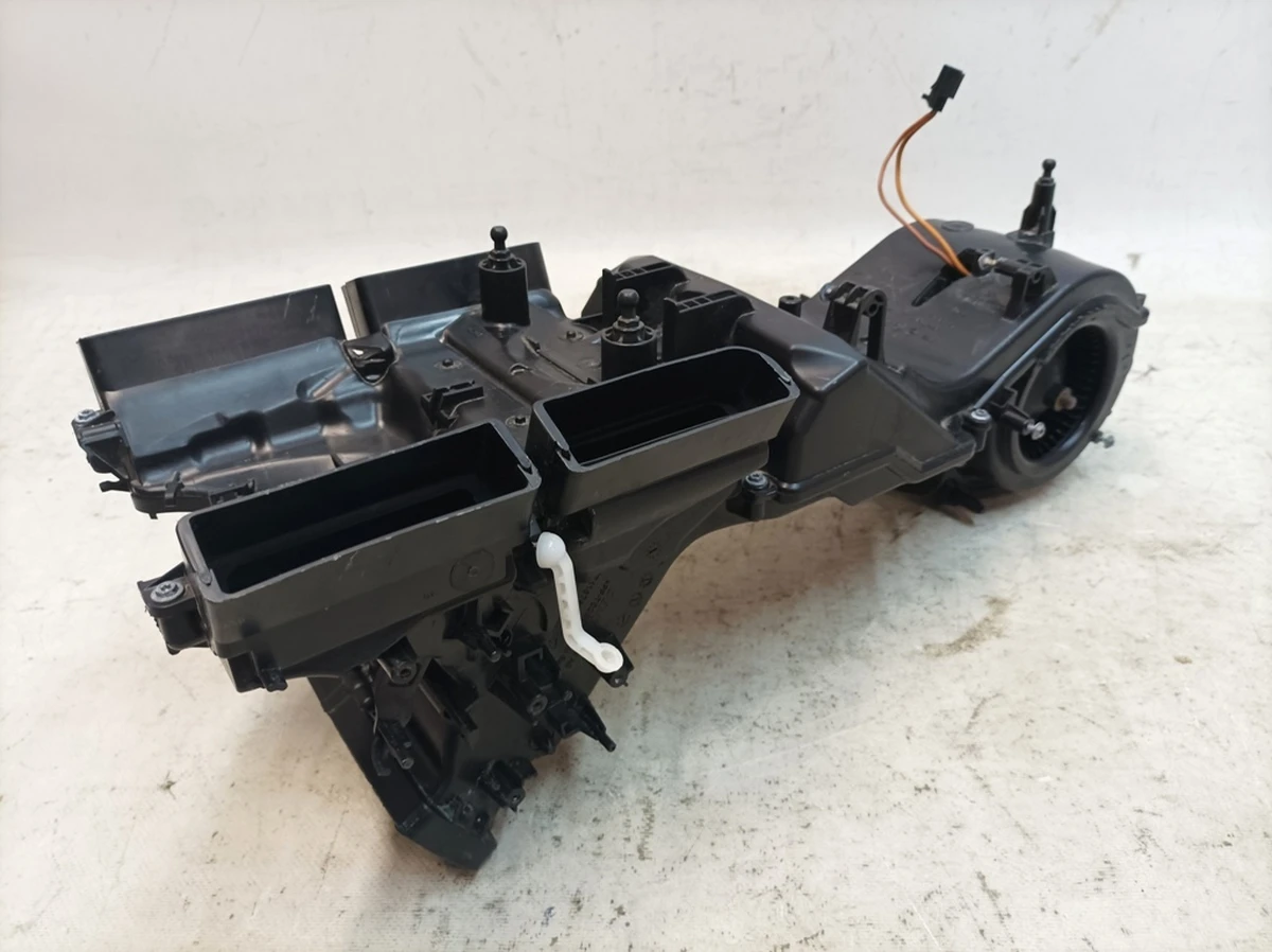 Air distributor with fan assembly rear damaged Audi Q7 4M0820329A