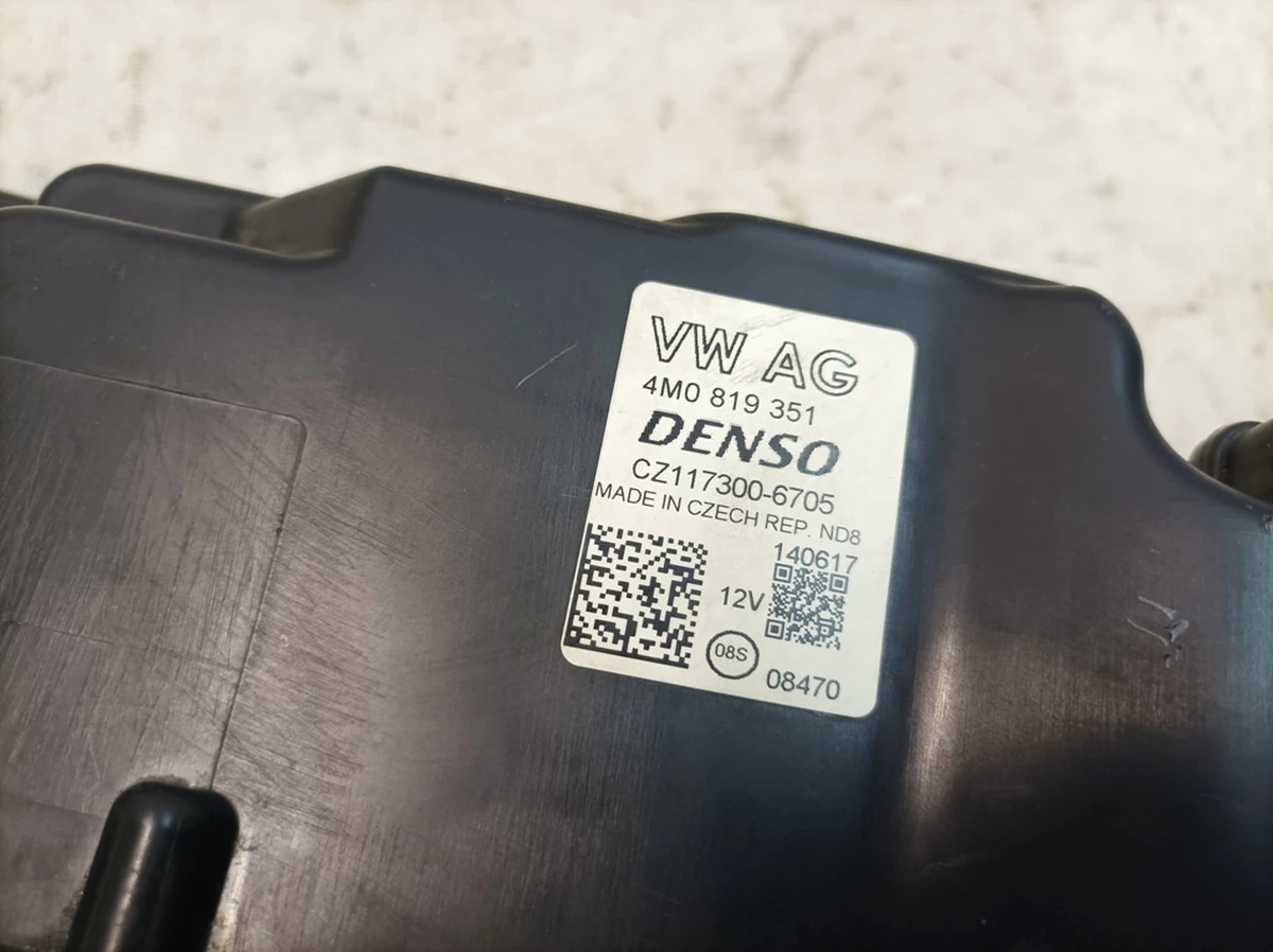 Розподільник повітря з вентилятором у зборі задня частина з пошкодженням Audi Q7 4M0820329A