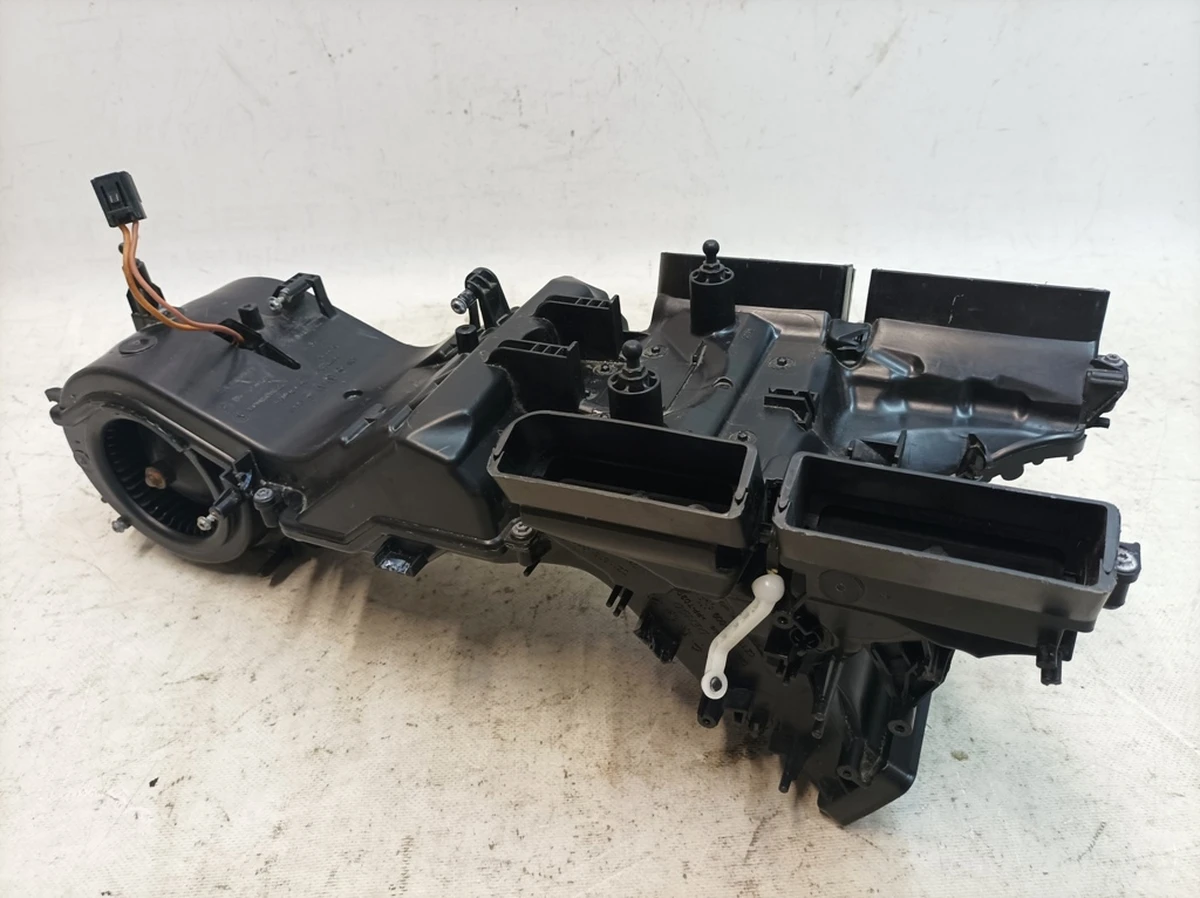 Розподільник повітря з вентилятором у зборі задня частина з пошкодженням Audi Q7 4M0820329A