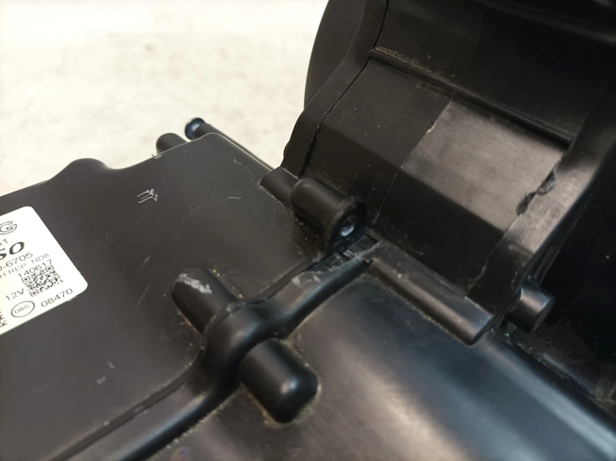 Air distributor with fan assembly rear damaged Audi Q7 4M0820329A