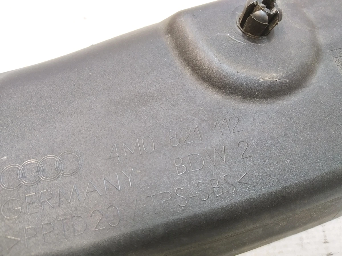 Накладка крила права (замикаюча панель) Audi Q7 4M0821112