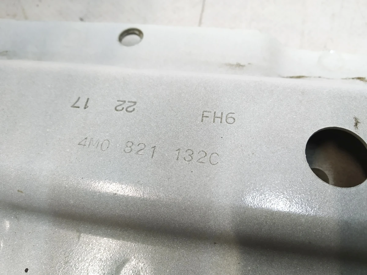 Розпірка кронштейн крила передній правий Audi Q7 4M0821132C