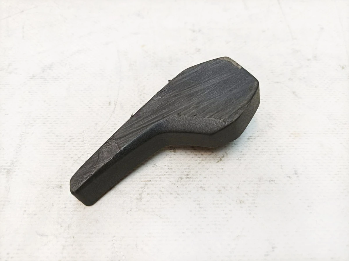 Damaged hood release lever Audi E-tron 4M0823661D