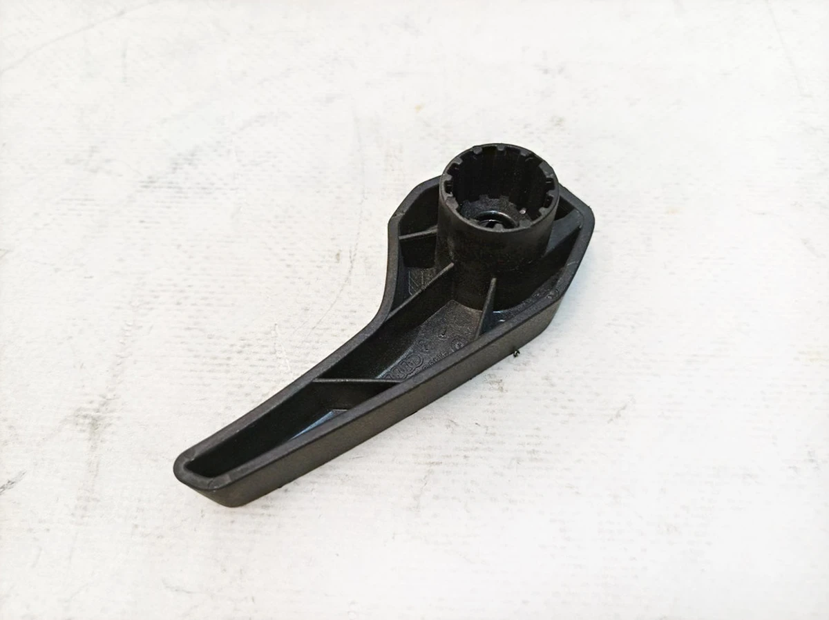 Damaged hood release lever Audi E-tron 4M0823661D