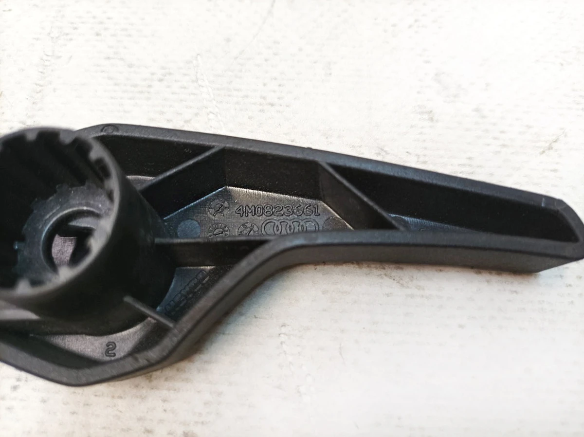 Damaged hood release lever Audi E-tron 4M0823661D
