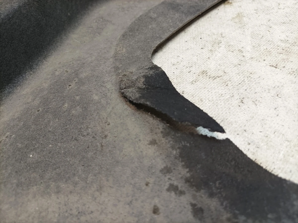 Облицовка днища правая с повреждением Audi Q7 4M0825214J