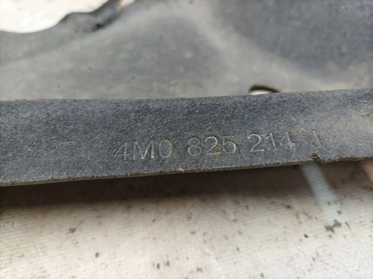 Облицовка днища правая с повреждением Audi Q7 4M0825214J